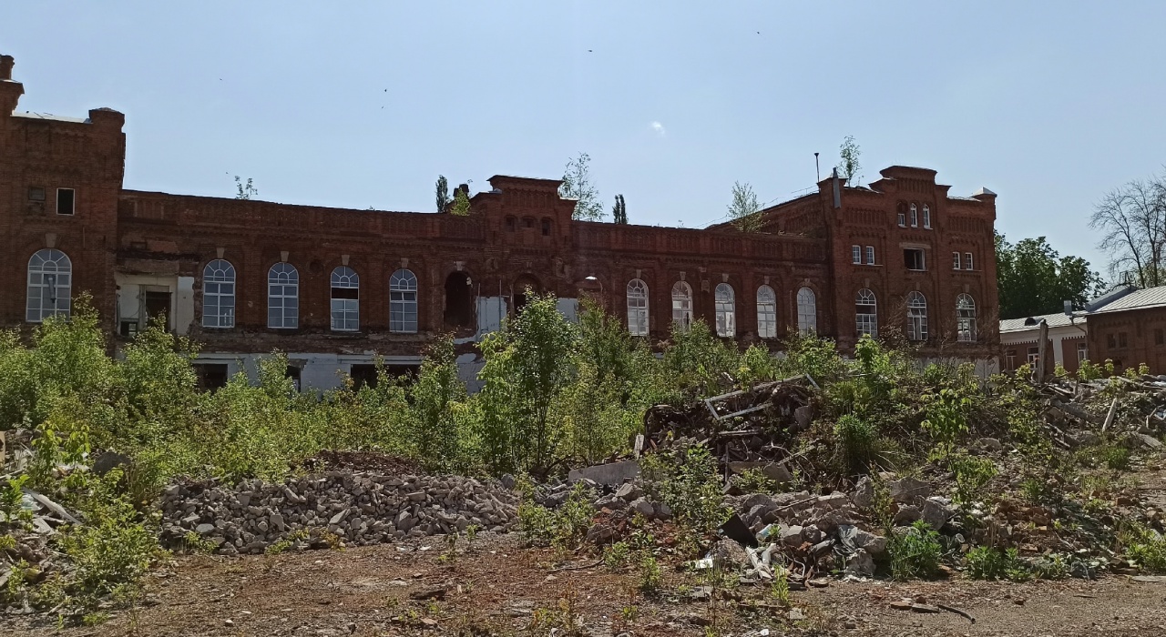 центральное здание бывшего завода «Кристалл»
